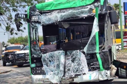 Chocan camiones urbanos en Monterrey, hay 12 pasajeros heridos