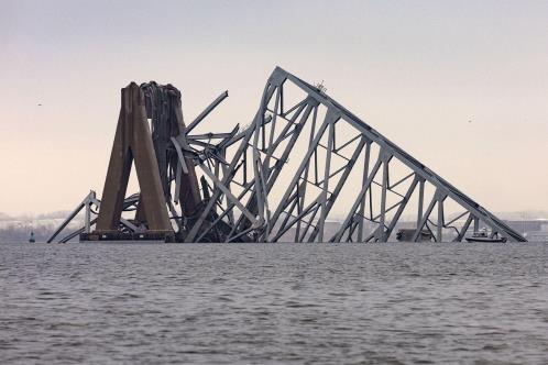 Inician trabajos para remover escombros del puente de Baltimore