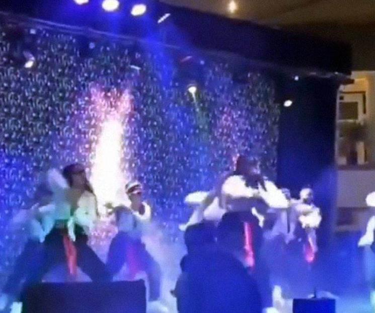 Colapsa escenario y golpea a bailarines en Colombia
