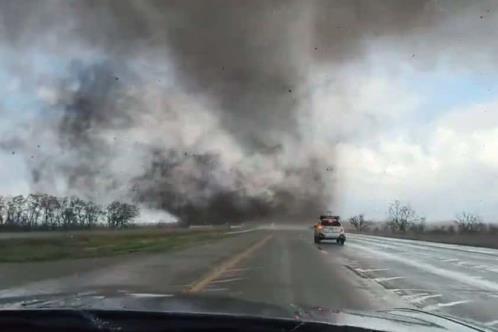 Emiten alerta por tornado en el sureste de Nebraska, EU