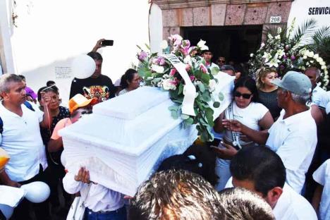 Despide Taxco a Camila de blanco y entre lágrimas