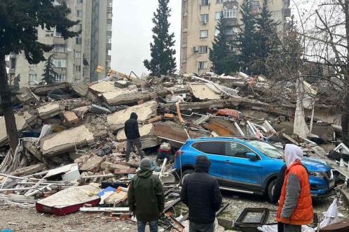 Más de 2 mil muertos tras terremoto en Turquía
