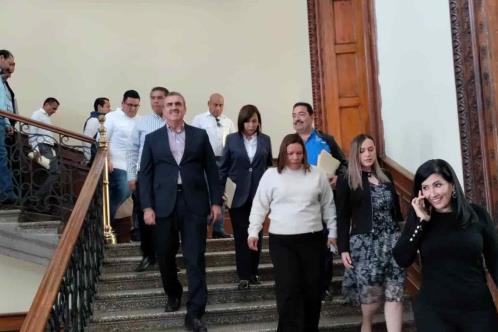 Sostienen Alcaldes y Tesorero encerrona en Palacio 