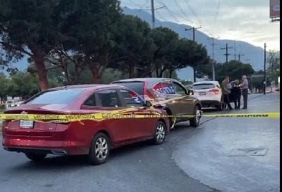 Matan a hombre a bordo de su auto al sur de Monterrey